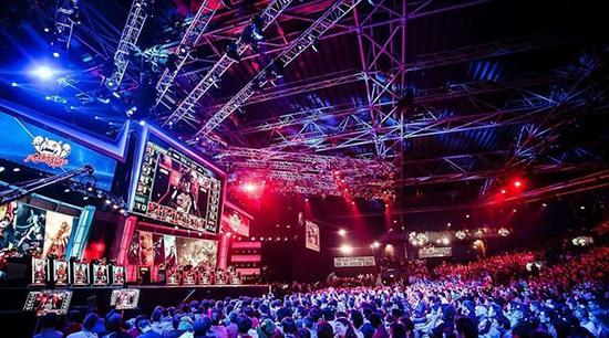 他表现出高 他表现出高